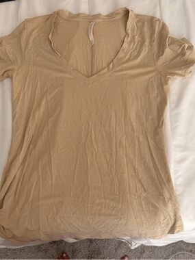 Babaton V-Neck Short Sleeve Tee in Beige